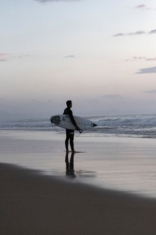 PH Taxi Océan atlantique, surfeur avec sa planche dans la grande bleue